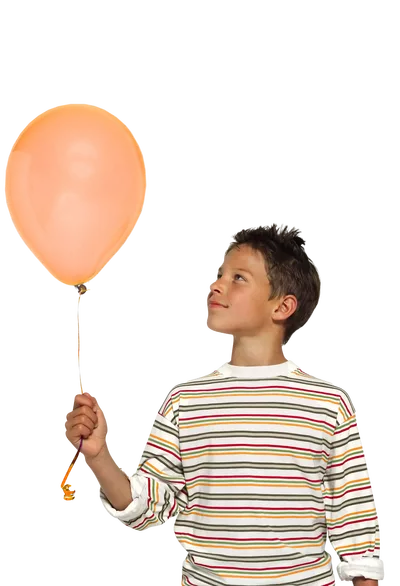 Kind kijkt naar een oranje ballon