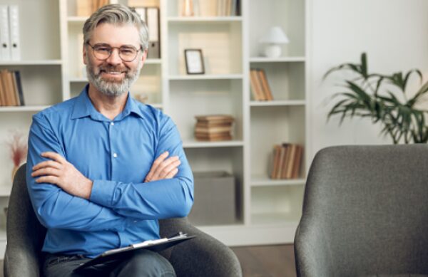 Psychotherapeut zit met armen over elkaar