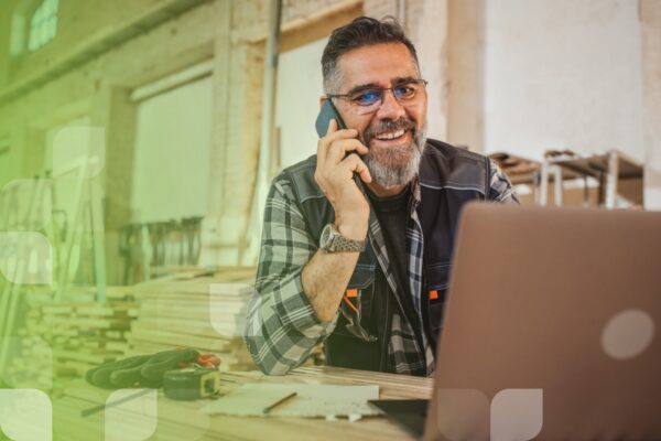 Timmerman telefonisch in gesprek